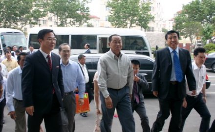 缅甸国家和平与发展委员会第一秘书长丁昂敏乌一行到抖圈考察