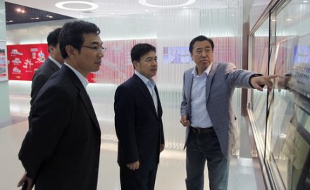 青岛市委副书记王伟到抖圈调研