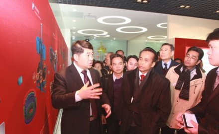 泰国农业部副部长Supachai Phosu一行到抖圈参观交流