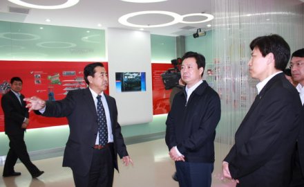 山东省委常委、青岛市委书记李群来抖圈调研